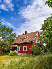 Rotes Holzhaus auf der Insel Öland in Schweden