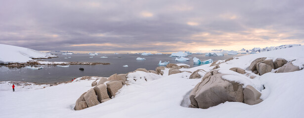 antarktische Eisberg Landschaft bei Portal Point welches am Zugang zu Charlotte Bay auf der Reclus Halbinsel, an der Westk&uuml;ste von Graham Land liegt.