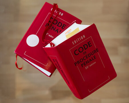 Justice Fran&ccedil;aise code des lois fran&ccedil;aises - livre rouge des lois