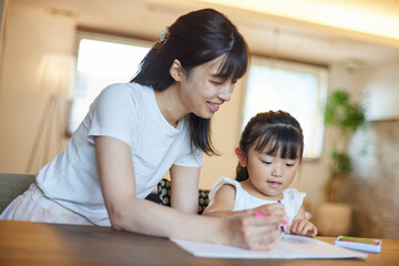 若いお母さんと３歳の娘