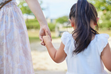 若いお母さんと３歳の娘