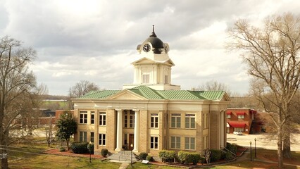 Fototapeta na wymiar Old style southern architecture courthouse in rural southern town Carnesville, GA