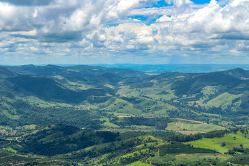 Fototapeta na wymiar Montanhas no horizonte e nuvens no céu, Poços de Caldas - Minas Gerais - Brasil