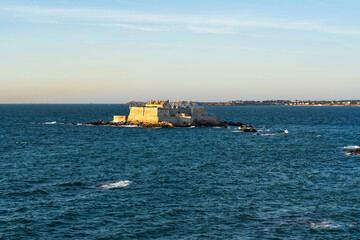 Obraz premium Fortress at the Manche sea, sunset view from Saint-Malo of France 