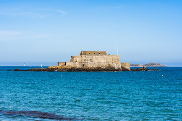 Fototapeta na wymiar Fortress in Manche sea, view from Saint-Malo