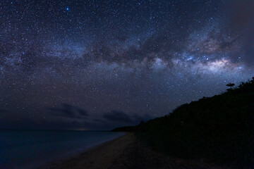 「石垣島の夜空一面に広がる星と天の川」

6月下旬の石垣島の夜空です。...