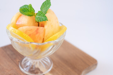 カットフルーツ　桃