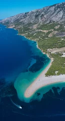 Photo sur Plexiglas Plage de la Corne d'Or, Brac, Croatie Plage de Zlatni Rat en Croatie - célèbre lieu de villégiature touristique avec plage de sable et eau cristalline.