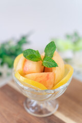 カットフルーツ　桃