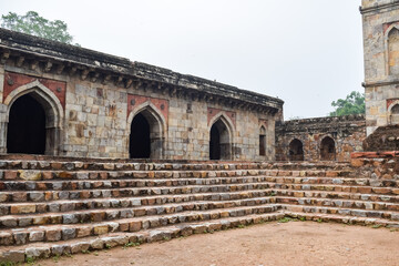Obraz premium Mughal Architecture inside Lodhi Gardens, Delhi, India, Beautiful Architecture Inside the The Three-domed mosque in Lodhi Garden is said to be the Friday mosque for Friday prayer, Lodhi Garden Tomb