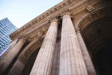 Bâtiment administratif public antique avec colonnes avec un ciel bleu