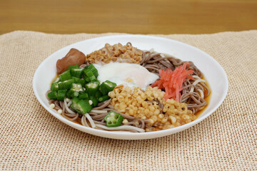 蕎麦とウドンが混在している冷やし麺