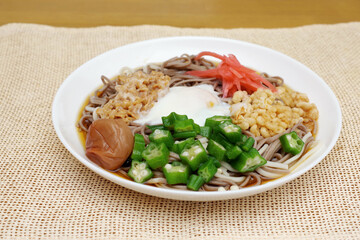 蕎麦とウドンが混在している冷やし麺