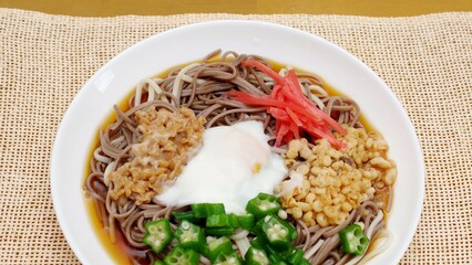 蕎麦とウドンが混在している冷やし麺