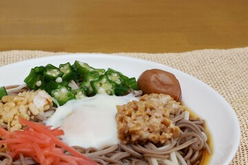 蕎麦とウドンが混在している冷やし麺