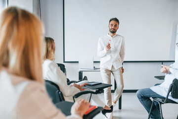 Obraz premium Making the master class. Group of professional business people is in the office