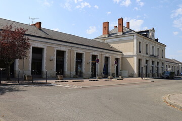 Fototapeta na wymiar La gare ferroviaire, vue de l'extérieur, ville de Cahors, département du Lot, France