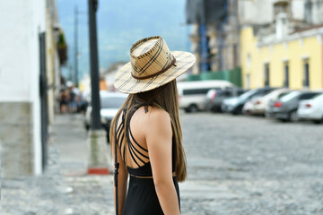 Mujer latina caminando por las calles de Antigua Guatemala. Concepto de Viaje.
