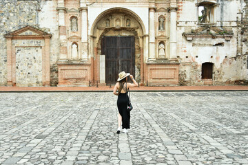 Fototapeta na wymiar Mujer Guatemalteca en la entrada de las ruinas de la compañia de Jesus en Antigua Guatemala. 