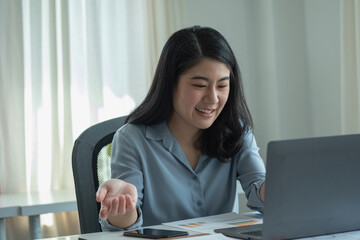 Businesswoman presenting profit data with graphs to her supervisor via laptop computer.