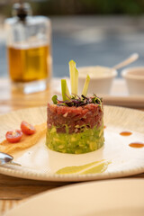 Red tuna tartar from Almadraba, with an avocado base and accompanied by green apple
