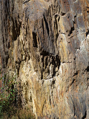 Textura rugosa de una piedra con varios colores y formas, en otoño de 2021, España,