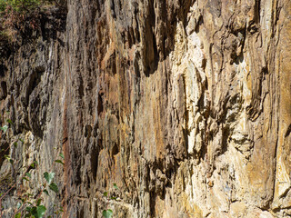 Textura rugosa de una piedra con varios colores y formas, en otoño de 2021, España,