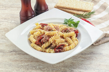 Pasta with tuna and tomato