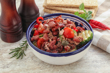 Tuna salad with bean and tomato