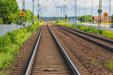 Poster Industriële weergave van spoorlijn in de stad op zomerdag. Vervoer concept achtergrond. Zweden. © Alex