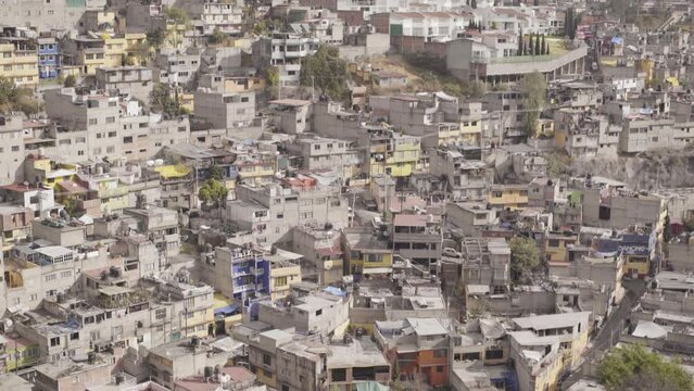 Barrio en la periferia de Ciudad de M&eacute;xico. Conjunto de casas de ladrillo. Azoteas del barrio de d&iacute;a. 