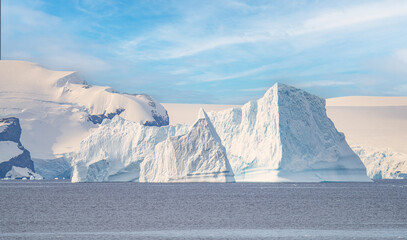 Titel  antarktische Eisberg Landschaft bei Portal Point welches am Zugang zu Charlotte Bay auf der Reclus Halbinsel, an der Westküste von Graham Land liegt © stylefoto24