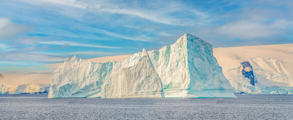 Titel	
antarktische Eisberg Landschaft bei Portal Point welches am Zugang zu Charlotte Bay auf der...