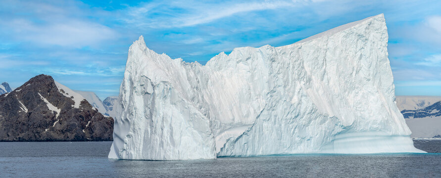Titel	
antarktische Eisberg Landschaft bei Portal Point welches am Zugang zu Charlotte Bay auf der Reclus Halbinsel, an der Westküste von Graham Land liegt