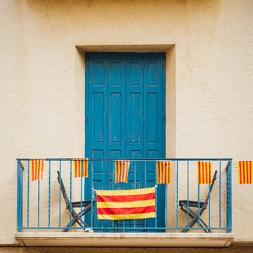 des drapeaux catalans sur un balcon. Des fanions de la Catalogne sur un balcon bleu