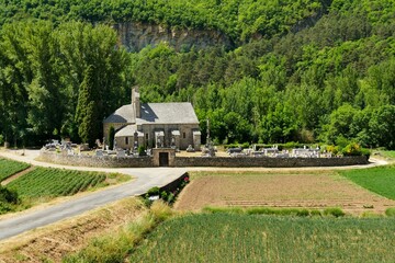 L'église Notre-Dame-des-Champs de Mostuéjouls et le cimetière clos