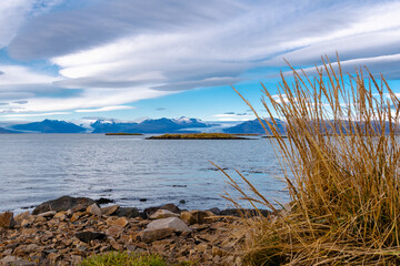 die kleine Hafenstadt Höfn auf Island mit einem herrlichen Blick auf den Gletscher