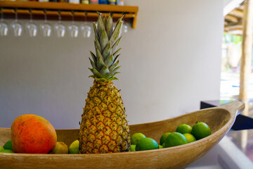 Abacaxi, kiwi, lima, manga dentro de uma fruteira no hotel 