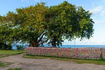 fitas coloridas amarradas na cerca no centro historico de Porto Seguro