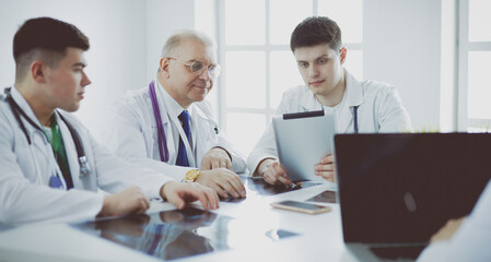 Obraz premium Medical team sitting and discussing at table