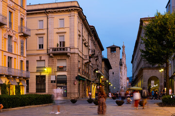 Obraz premium The streets and buildings of Como city in evening near mountains in Italy