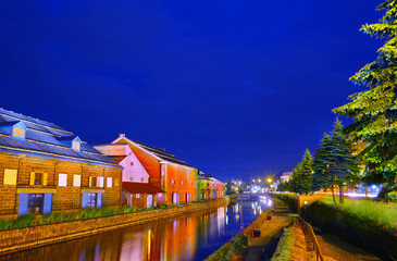 Fototapeta na wymiar 北海道小樽市、小樽運河散策路から見る夜の小樽運河の倉庫群 