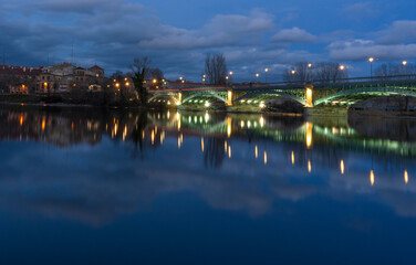 Fototapeta na wymiar reflections of a night bridge in the city of Salamanca (Spain)