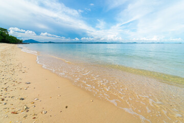 Fototapeta premium Sea wave white sand beach blue sky fluffy cloud summer vacation
