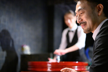 People who are happy to win at casinos. likea actor
