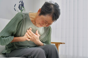 自宅で息切れがするシニア女性