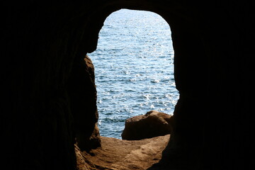 海と洞窟