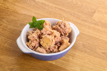Canned tuna fish with oil