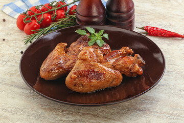 Roasted chicken wings with spicy sauce