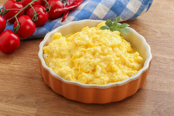 Scrambledd egg in the bowl